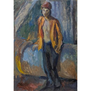 Puede incluir: Pintura al óleo de una persona con gorro rojo y chaqueta naranja, con pantalones azul oscuro. El fondo presenta pinceladas azules, marrones y verdes, creando una composición abstracta.