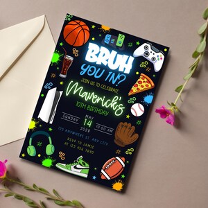 K&ouml;nnte beinhalten: Schwarze Einladungskarte mit neongr&uuml;nen und wei&szlig;en Texten. Die Karte zeigt Illustrationen eines Basketballs, eines Pizzast&uuml;cks und eines Videospiel-Controllers. Der Text lautet "BRUH YOU IN?" und "Maverick's 10. Geburtstag."