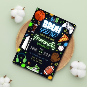K&ouml;nnte beinhalten: Schwarze Einladungskarte mit neonfarbenen gr&uuml;nen und blauen Akzenten, mit einem Basketball, einem Pizzast&uuml;ck und einem Gamecontroller. Der Text lautet "BRUH YOU IN?" und "Maverick's 10th Birthday". Enth&auml;lt einen Football, Baseball und gr&uuml;ne Turnschuhe.