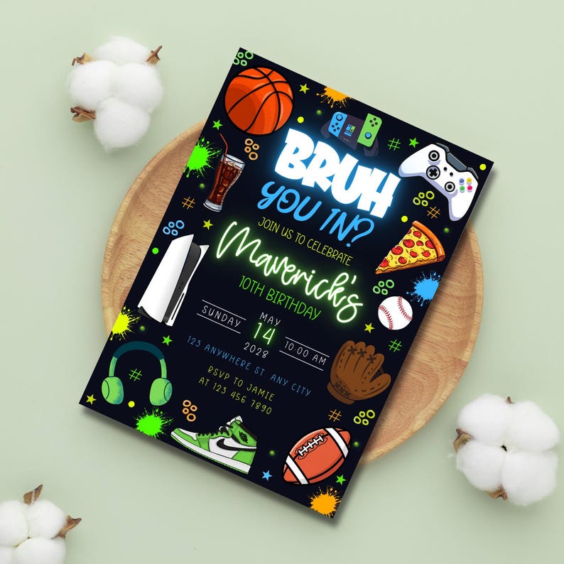K&ouml;nnte beinhalten: Schwarze Einladungskarte mit neonfarbenen gr&uuml;nen und blauen Akzenten, mit einem Basketball, einem Pizzast&uuml;ck und einem Gamecontroller. Der Text lautet "BRUH YOU IN?" und "Maverick's 10th Birthday". Enth&auml;lt einen Football, Baseball und gr&uuml;ne Turnschuhe.