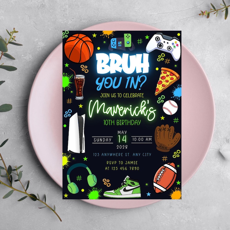 K&ouml;nnte beinhalten: Eine Geburtstagseinladung mit dunkelblauem Hintergrund, mit Basketball, Pizzast&uuml;ck, Baseball und Football. Der Text lautet "BRUH YOU IN?" und "Maverick's 10. Geburtstag". Enth&auml;lt einen Gamecontroller, Kopfh&ouml;rer und einen Sneaker.
