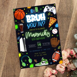K&ouml;nnte beinhalten: Eine schwarze Einladung mit neon-gr&uuml;nen und blauen Akzenten, mit dem Text "BRUH YOU IN?" und "Maverick's 10. Geburtstag". Das Design beinhaltet Illustrationen eines Basketballs, eines Pizzast&uuml;cks, eines Baseballs und eines Gamecontrollers.