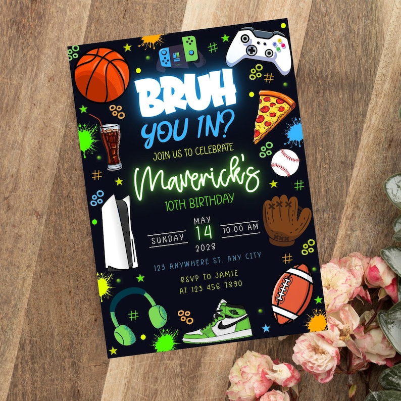 K&ouml;nnte beinhalten: Eine schwarze Einladung mit neon-gr&uuml;nen und blauen Akzenten, mit dem Text "BRUH YOU IN?" und "Maverick's 10. Geburtstag". Das Design beinhaltet Illustrationen eines Basketballs, eines Pizzast&uuml;cks, eines Baseballs und eines Gamecontrollers.