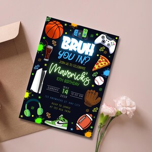 K&ouml;nnte beinhalten: Eine schwarze Einladungskarte mit Basketball-, Pizza-, Baseball- und Gaming-Controller-Grafiken. Der Text lautet "BRUH YOU IN?" und l&auml;dt G&auml;ste ein, Mavericks 10. Geburtstag am 14. Mai 2028 zu feiern.
