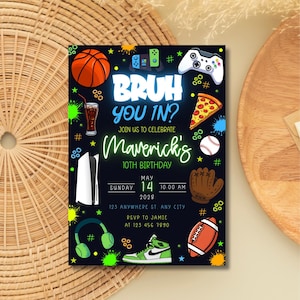 K&ouml;nnte beinhalten: Schwarze Einladungskarte mit dem Text "BRUH YOU IN?" und "Maverick's 10. Geburtstag". Das Design umfasst Grafiken von Basketball, Pizzast&uuml;ck, Baseball, Football und Gamecontroller. Das Datum ist der 14. Mai 2028.