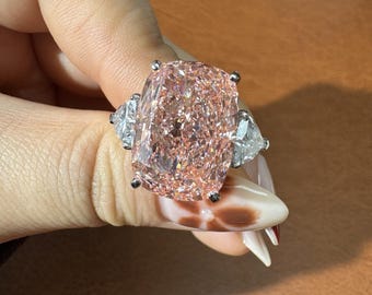 Anillo de diamantes rosas de 16 quilates, anillo de compromiso rosa elegante de talla cojín de 16,02 quilates con certificación IGI, anillo de boda de oro de 14 quilates con tres diamantes talla baguette laterales.
