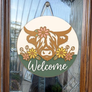 Highland Cow Welcome Door Hanger with Flowers, Rustic Farmhouse Front Porch Sign, Country Animal Decor, Cute Wooden Cow Wall Art