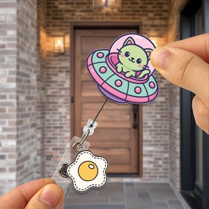 Bobine d'insigne de chat extraterrestre - Adorable porte-cartes d'identité en acrylique ovni kawaii avec breloque oeuf sur le plat, clip pour porte-nom rétractable drôle pour infirmières et enseignants