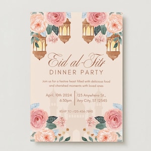 Puede incluir: Una tarjeta de invitación beige para una cena de Eid al-Fitr. La tarjeta presenta ilustraciones de acuarela de rosas rosas y melocotón, linternas y el texto "Eid al-Fitr Dinner Party". Incluye fecha, hora, dirección e información RSVP.
