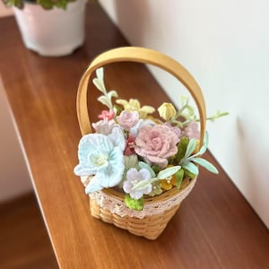 Ręcznie robiony kosz z motyli, orchidei i róż, łodygi szenilowe, kwiaty w miniaturowym bambusowym koszyczku, prezent dla niej