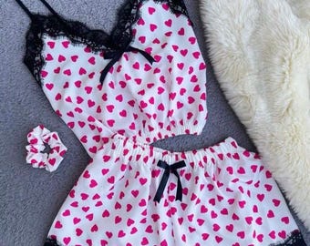 Conjunto de pijama con estampado de corazones: camisola y pantalones cortos con ribete de encaje