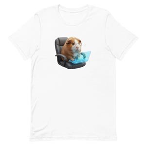 Könnte beinhalten: Weißes T-Shirt mit einem Meerschweinchen, das eine Brille trägt und in einem schwarzen Bürostuhl sitzt und einen blauen, futuristisch aussehenden Laptop benutzt. Das Meerschweinchen hat braunes und weißes Fell.