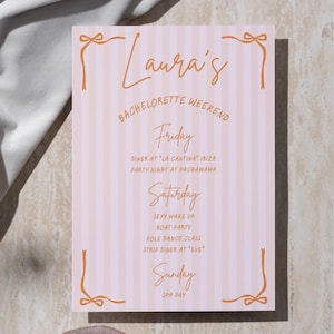 Peut inclure: Une invitation rectangulaire verticale à rayures roses et blanches. Le texte "Laura's Bachelorette Weekend" est écrit dans un style manuscrit. Le programme comprend des activités du vendredi au dimanche, avec des ornements de nœuds décoratifs.