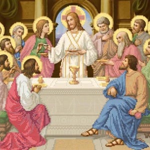Può includere: Un'opera d'arte pixelata raffigurante una scena religiosa con figure riunite attorno a un tavolo. La figura centrale, ornata da un'aureola, tiene un piatto. Sono presenti altre figure, anch'esse con aureole. La tavolozza dei colori comprende sfumature di rosa, blu, verde e oro.