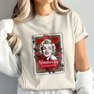 Valentinstag Queen of Hearts Shirt, Queen Dolly Valentinstag Rundhalsausschnitt, Retro Valentines Shirt, Queen Hearts Design, Galentine's,