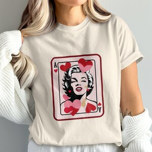 Valentinstag Queen of Hearts Shirt, Queen Dolly Valentinstag Rundhalsausschnitt, Retro Valentines Shirt, Queen Hearts Design, Galentine's,