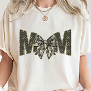 Camo Coquette Mom Bow PNG, Coquette Camouflage bow Png, Mama Clipart, Retro Camo Girl Png, Trendy Coquette PNG, Cute Aesthetic Sublimation