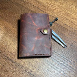 Cartera de piel auténtica hecha a mano en marrón y negro. Tarjetero minimalista vertical. Cartera plegable delgada para hombre. Elegante y resistente. Un regalo para él.