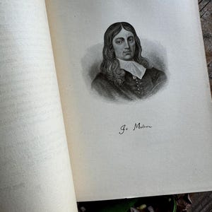 Pode incluir: P&aacute;gina de um livro antigo com um retrato a preto e branco de um homem com cabelo comprido e colarinho branco. O retrato &eacute; uma gravura detalhada. O nome "Jo Milton" est&aacute; escrito em baixo em it&aacute;lico.