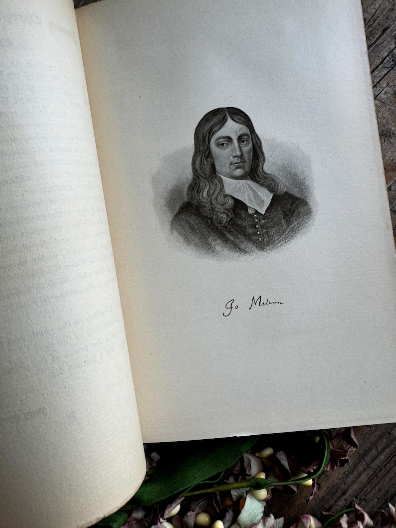 Pode incluir: P&aacute;gina de um livro antigo com um retrato a preto e branco de um homem com cabelo comprido e colarinho branco. O retrato &eacute; uma gravura detalhada. O nome "Jo Milton" est&aacute; escrito em baixo em it&aacute;lico.
