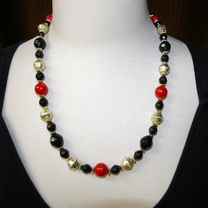 Vintage Red and Black Beaded Necklace  1970&#39;s