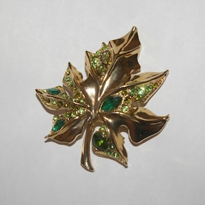 Broche de hojas, tono dorado, pedrería verde, vintage de la década de 1970