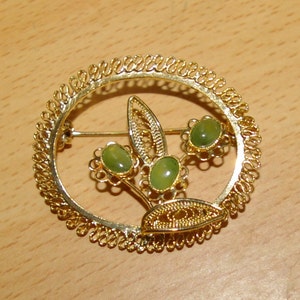 Oval Green Flower Brooch, Gold tone, Filigree,  Vintage 1970&#39;s