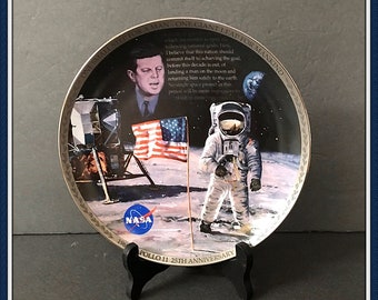 The Flight of Apollo 11 Plate, The Eagle has Landed, 25th Anniversary, by Robert Schaar, Hanger Included, Vintage 1993