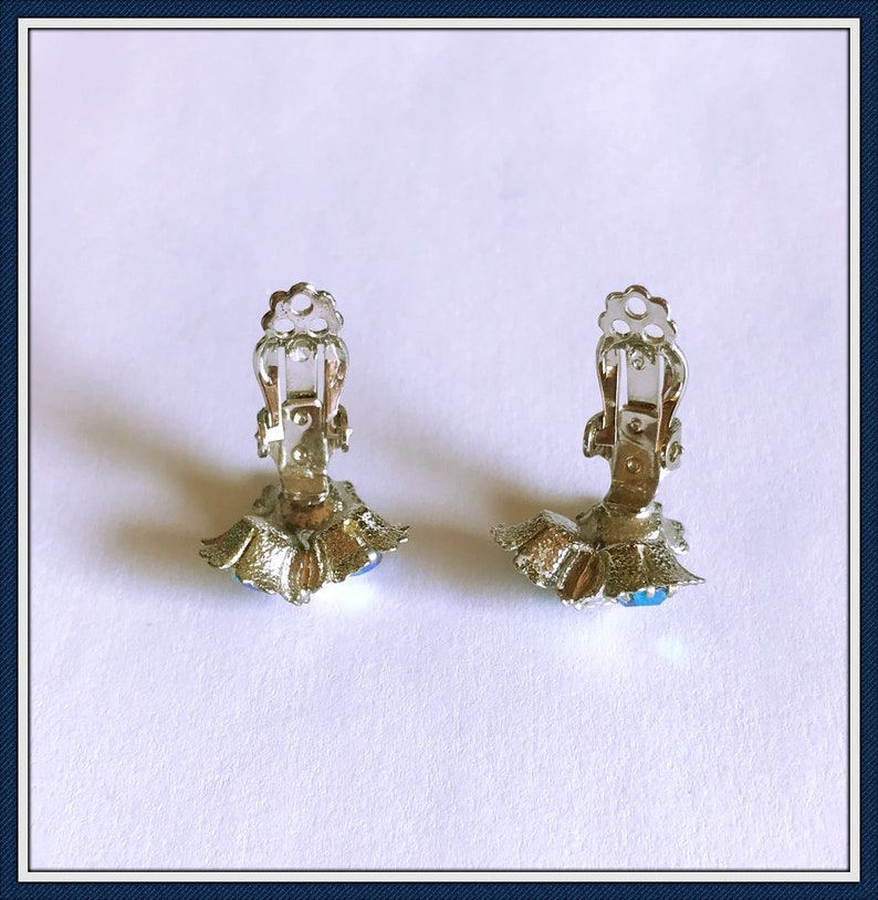 Blue Rhinestone Flower Brooch, Aurora Borealis, Matching Clip on Earrings, Vintage 1970's image 4