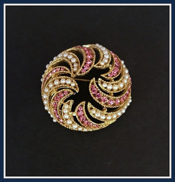 Pink Swirl Rhinestone and Faux Pearl Brooch, Sign… - image 2