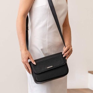 Schwarze Leder Crossbody Tasche für Frauen • Handgefertigte kleine Tasche mit Reißverschluss • Elegante Alltagstasche Mary