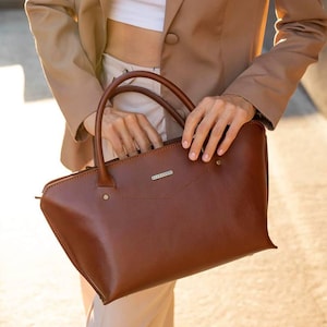 Bernsteinfarbene Ledertasche • Handgefertigte Geometrische Crossbody oder Handtasche für Frauen • Minimalistische Alltagstasche für Arbeit oder Freizeitoutfits