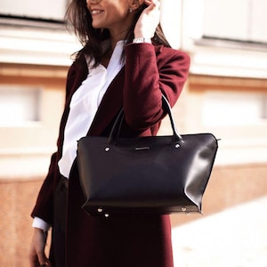 Geometrische Ledertasche • Trapezförmige Crossbody- oder Handtasche für Frauen • Handgefertigte minimalistische Tasche für Arbeit, Freizeit oder Alltag