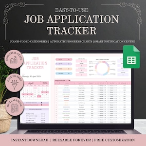 Può includere: Un laptop mostra un tracker di candidature con categorie codificate a colori e grafici di avanzamento. Il testo sullo schermo recita "Job Application Tracker" e "Easy-to-Use". Il laptop è su una superficie bianca. Il calendario mostra aprile 2026.