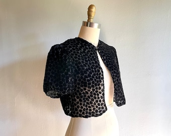 Vintage jaren 1930 gesneden zijden fluwelen bolero-stijl jas cover-up met pofmouwen.
