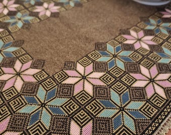 Handgemaakt tafelkleed met kruissteek: tafelkleed geborduurd met bloemen