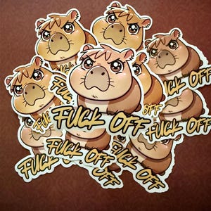 Pegatina de vinilo con el mensaje "Fuck Off" de un capibara enfadado
