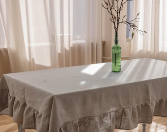 Tovaglia in lino grigio con volant – Elegante decorazione rustica per la tavola