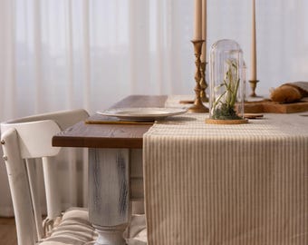 Handgjord beige randig linneduk | Rustik volangdekoration | Bröllopspresent