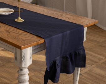 Handgjord bordslöpare med volanger – Blå 100 % linne | Elegant lantlig och stuginspirerad inredning | Finns i flera längder