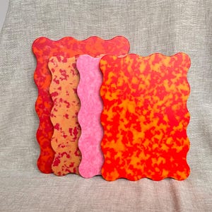 Tagliere ondulato riciclato: stoviglie colorate e sostenibili di design