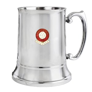 以下が含まれることがあります： 「The Robins Wrexham」と書いてある赤と白のロゴが付いた銀色のステンレス製のビアジョッキです。