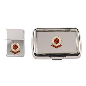 Könnte beinhalten: Ein silbernes Feuerzeug und ein silbernes Zigarettenetui mit einem rot-weißen Logo des Fußballclubs Arsenal. Das Logo lautet "The Gunners Arsenal".