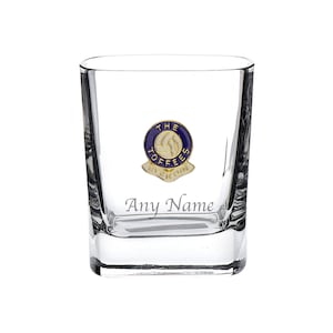 Puede incluir: Vaso de chupito cuadrado transparente con la inscripción "Any Name" grabada en la parte delantera. Presenta un emblema azul, blanco y dorado de "The Toffees Everton". El vaso está vacío.
