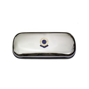 Op de afbeelding: Een zilveren metalen brilletje met het logo van Rangers Football Club in blauw en goud.
