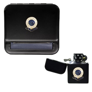 Könnte beinhalten: Schwarzes Metall-Rollbox- und Feuerzeug-Set. Die Box hat ein eingebautes Rollfach und ein Queens Park Rangers-Logo. Das schwarze Feuerzeug mit dem Queens Park Rangers-Logo ist geöffnet.
