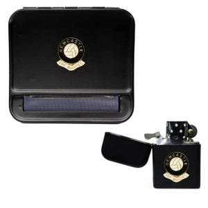 Pode incluir: Conjunto de caixa de enrolar e isqueiro em metal preto. Ambos os itens apresentam um emblema dourado com uma bola de futebol e as palavras "Newcastle The Magpies". O isqueiro está aberto.