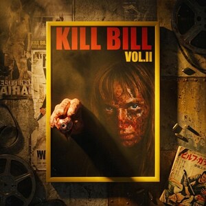 Peut inclure: Une affiche de film encadrée Kill Bill Vol. II montrant une personne au visage ensanglanté sortant du cadre et tenant un globe oculaire. Le texte Kill Bill Vol. II est imprimé en lettres rouges et jaunes en haut de l'affiche.
