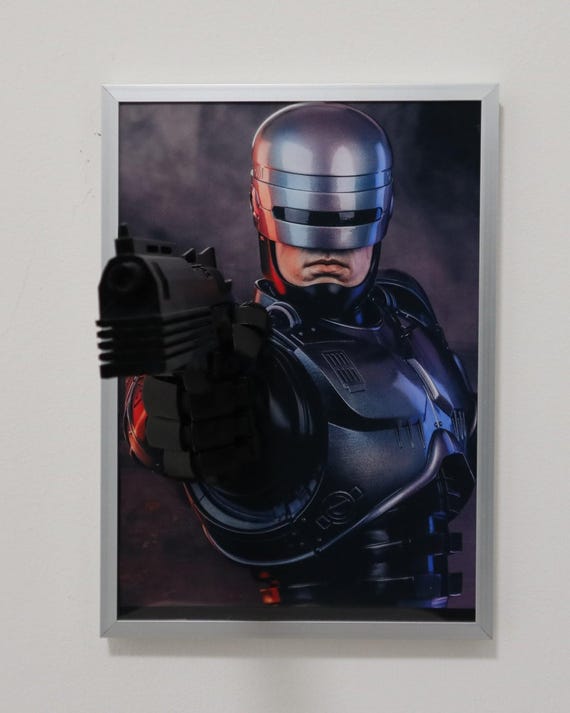 Quadro 3D RoboCop con pistola in rilievo • Fan Art cyberpunk anni ’80 • Arte 3D dipinta a mano