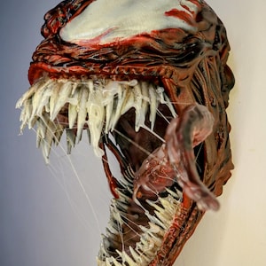 012 "CRNG" Crimson Chaos – Carnage Bust 3D-tryck – Handfärdig skulptur 24 × 15 × 17 cm – Unikt samlarobjekt